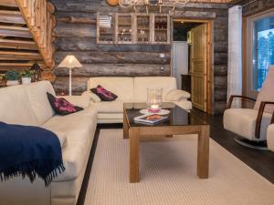 ein Wohnzimmer mit zwei Sofas und einem Couchtisch in der Unterkunft Holiday Home Villa aurora by Interhome in Säkkilänvaara