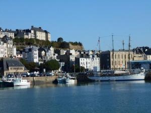La Maison des Matignon 2 في غرانفيل: مجموعة من القوارب مرساة في ميناء مع مباني