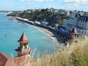 vistas a la playa y a un puente sobre el agua en La Maison des Matignon 2 en Granville