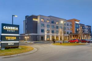 un bâtiment avec un panneau en face d'un parking dans l'établissement Cambria Hotel Detroit-Shelby Township, à Shelby