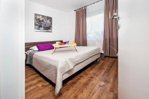 Un dormitorio con una cama con una mesa. en Apartment & Rooms Graciela en Rovinj