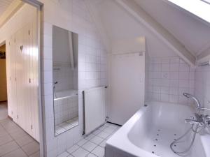 uma casa de banho com uma banheira, um chuveiro e um lavatório. em Holiday Home Buitenplaats Gerner-7 by Interhome em Dalfsen