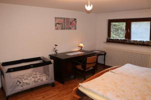 ミュールハイムにあるZentrumsnahe u. Kinderfreu. Ferienwohnung mit 86m²のベッドルーム1室(デスク、ベッド1台、デスク付)