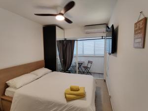 Postel nebo postele na pokoji v ubytování Dizengoff Penthouse Boutique Hostel + 33 fotografií
