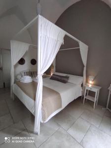 ガリポリにあるCorte Molineのベッドルーム(天蓋付き白いベッド1台付)