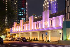 台中的住宿－第五大道汽車旅館，街道边有紫色灯的建筑