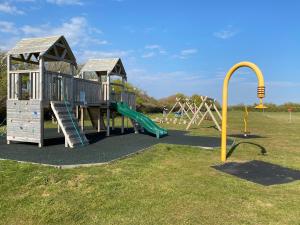 Children's play area sa Beau - Brambles Chine, Colwell Bay - 5 star WiFi - Short walk to The Hut and beach - 1 night stays available - Ferry offers