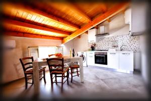 a kitchen with a table and chairs in a room at Villa Maddy in Avola