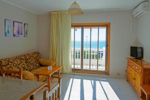 salon z kanapą i widokiem na ocean w obiekcie Apartamentos Playa Romana Park w mieście Alcossebre