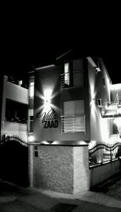 un edificio con un cartel en su costado por la noche en Apartments & Rooms Villa Zaad en Mostar
