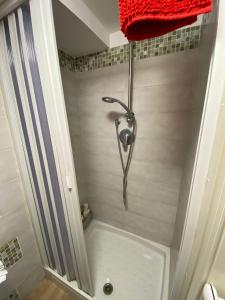 La salle de bains est pourvue d'une douche avec un pommeau de douche. dans l'établissement Viky House, à Catane