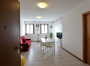 Μια τηλεόραση ή/και κέντρο ψυχαγωγίας στο CASA VACANZE RELAX duepassi dal riviera horses
