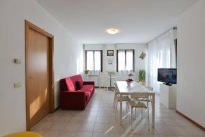 Μια τηλεόραση ή/και κέντρο ψυχαγωγίας στο CASA VACANZE RELAX duepassi dal riviera horses +18 φωτογραφίες