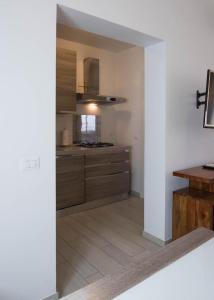eine Küche mit Holzschränken und Holzböden in der Unterkunft Corte del Tintor Apartments in Venedig