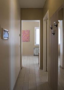 an empty hallway with a painting on the wall at Corte del Tintor Apartments in Venice