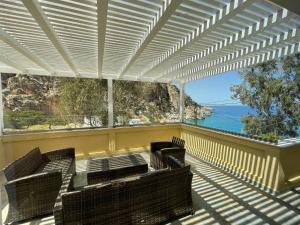 balcone con sedie e vista sull'oceano di The View Condo No2 'The Emmanuel' a Kyra Panagia