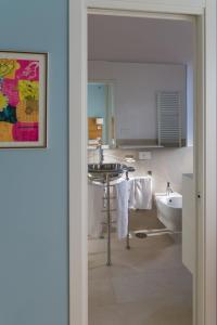 La salle de bains est pourvue d'un lavabo et d'une baignoire. dans l'établissement Gaya resort, à Bénévent