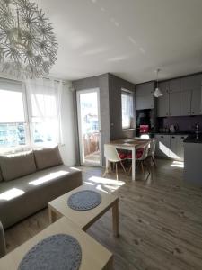 salon z kanapą i stołem w obiekcie Apartament Mieszko Kołobrzeg w Kołobrzegu