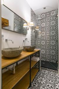 HOMEABOUT DIEGO DE LEÓN Apartment I في مدريد: مغسلتين على منضدة في حمام