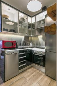 Kuchyň nebo kuchyňský kout v ubytování HOMEABOUT DIEGO DE LEÓN Apartment I