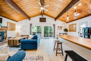 sala de estar con techo de madera en Lily Haus, en Idyllwild