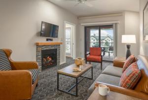 uma sala de estar com um sofá e uma lareira em WorldMark West Yellowstone em West Yellowstone