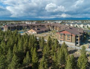 - une vue aérienne sur un complexe d'appartements avec des arbres dans l'établissement WorldMark West Yellowstone, à West Yellowstone