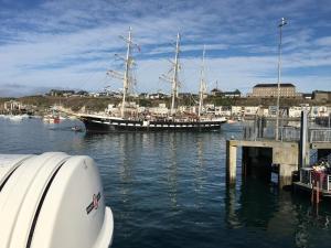 La Maison des Matignon 1 في غرانفيل: سفينتان راسية على رصيف في الماء +صورتان