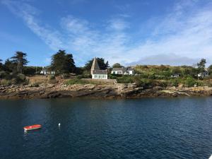 La Maison des Matignon 1 في غرانفيل: قارب صغير في الماء امام المنزل