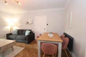 Gallery image of Charming two bedroom, two bathroom detached cottage in Boʼness +10 photos