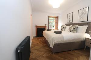 Ένα ή περισσότερα κρεβάτια σε δωμάτιο στο Charming two bedroom, two bathroom detached cottage