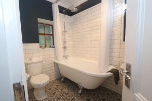 Gallery image of Charming two bedroom, two bathroom detached cottage in Boʼness