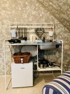 kuchnia ze zlewem i stołem z przyborami kuchennymi w obiekcie Apartmán U ZÁMECKÉ DYJE w mieście Lednice