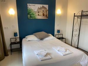 מיטה או מיטות בחדר ב-Chez Benjamin & Samantha - Les Portes du Château
