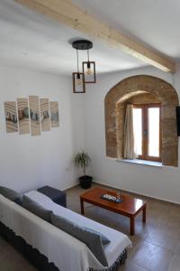 Postel nebo postele na pokoji v ubytování Heliophilia Lindos