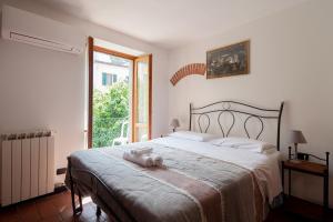 a bedroom with a large bed with a large window at Cecio 5 Terre Rooms in Corniglia