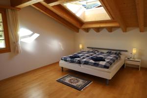 a bedroom with a bed and a skylight at Excellent flat with a fantastic view of the Eiger! in Grindelwald