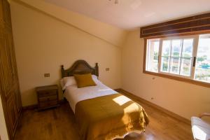 a bedroom with a bed and a window at Playa de Cesantes in Pontevedra