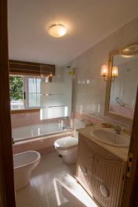 ein Badezimmer mit einer Badewanne, einem WC und einem Waschbecken in der Unterkunft Playa de Cesantes in Pontevedra