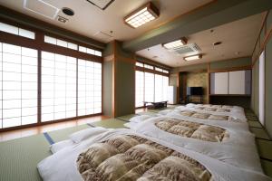Royal Hotel Uohachi tesisinde bir odada yatak veya yataklar