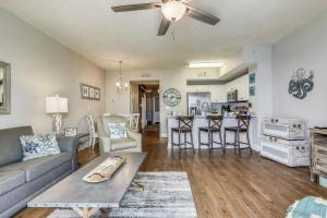 ein Wohnzimmer mit Sofa und Tisch in der Unterkunft Celadon Beach Resort #1104 by Book That Condo in Panama City Beach