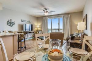 ein Wohnzimmer mit einem Tisch und ein Esszimmer in der Unterkunft Celadon Beach Resort #1104 by Book That Condo in Panama City Beach