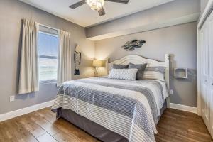 ein Schlafzimmer mit einem Bett und einem Fenster in der Unterkunft Celadon Beach Resort #1104 by Book That Condo in Panama City Beach + 81 Fotos