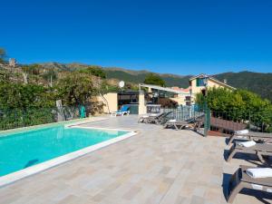 ein Haus mit einem Swimmingpool mit Bergen im Hintergrund in der Unterkunft Holiday Home San Giuseppe - VLO210 by Interhome in Lecchiore + 47 Fotos