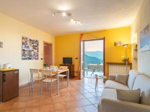 una sala de estar con un sofá y una mesa en Holiday Home San Giuseppe - VLO210 by Interhome, en Lecchiore