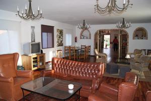 ein Wohnzimmer mit einem Sofa und einem Tisch in der Unterkunft La Dehesa Boyal in Los Yébenes