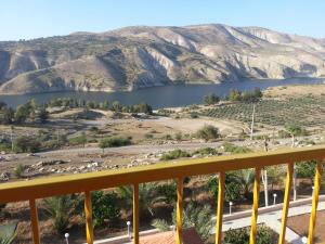e balcone con vista sul lago e sulle montagne. di Murshed Motel ad Ash Shūnah ash Shamālīyah
