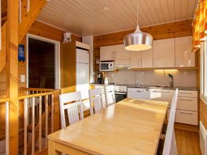 Køkken eller tekøkken på Holiday Home Hallan paroni a paritalo by Interhome + 11 billeder