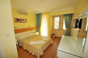 TV a/nebo společenská místnost v ubytování İlkiz Beach Hotel