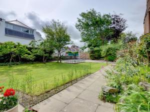 イフラクームにあるHoliday Home The Edwardian House by Interhomeの芝生と木々のある庭園